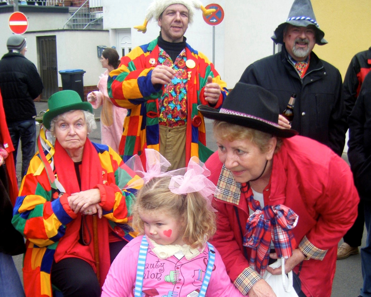 iStock_000016276171Medium_Kind beim Karneval.jpg
