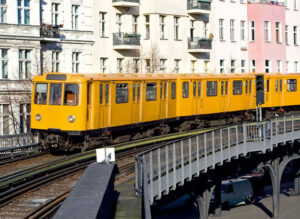 Die Berliner U-Bahn fährt über eine Brücke.