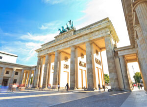 Das Brandenburger Tor in der Sonne.