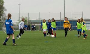 Eine Fußballmannschaft trainiert auf einem Feld.