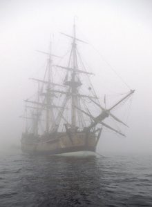 Ein Schiff fährt im Nebel.