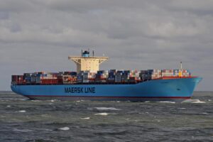 Das Containerschiff Eugen Maers ist mit zahlreichen Containern geladen.