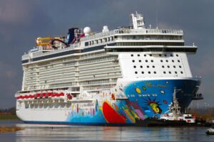 Ein Schlepper zieht das Kreuzfahrtschiff Norwegian Breakaway.