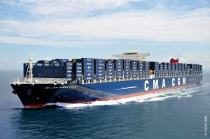Das Containerschiff Marco Polo ist mit vielen Containern geladen.