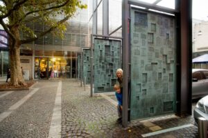 Der Eingang des Gutenberg-Museums. Zwei Kinder verstecken sich hinter einer Wand.