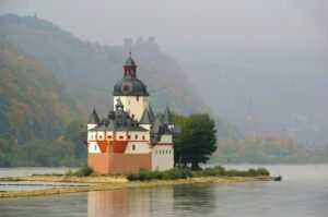 Die Burg Pfalzgrafenstein steht auf einer Insel im Rhein.