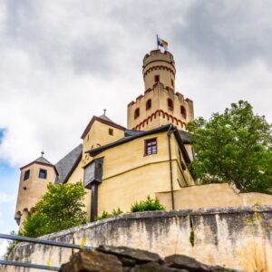 Die Marksburg: Sie hat einen hohen Turm.