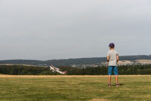 Der Junge Eike startet sein Modellflugzeug.