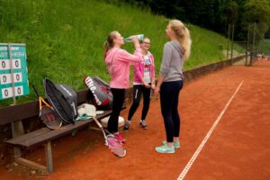 Die Mädchen Rebecca, Rebecca und Victoria machen eine Pause. 