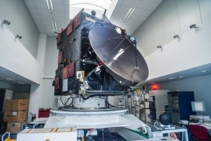 Der Satellit Rosetta steht in einem Raum der ESA. Er hat eine große schwarze Satellitenschüssel.