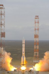 Eine Rakete startetet. Sie bringt das Projekt ExoMars 2016 in den Weltraum.