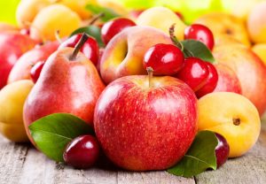 Viel Obst: Äpfel, Birnen, Kirschen und Aprikosen.