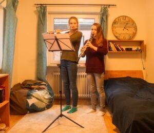 Die Mädchen Lotte und Marit spielen zusammen Musik. Marit spielt Querflöte, Lotte Klarinette.