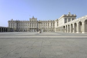 Der Palacio Real in Madrid: das größte Schloss der Welt. Vor ihm liegt ein sehr großer Platz.
