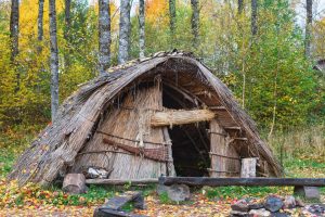 Eine einfache Hütte. Sie besteht aus Stroh.