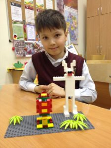 Ein Foto von Kim Denis aus Russland. Es zeigt ihn selbst und zwei Figuren aus Lego.