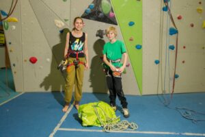 Die Kinder Sarah und Manina stehen vor einer Kletterwand.