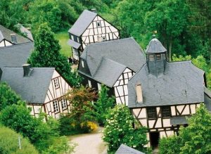 Die alten Häuser des Museums Roscheider Hof von oben. Sie sehen aus wie vor 500 Jahren