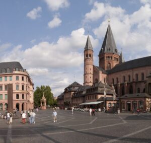 Der Dom in Mainz. Vor ihm liegt ein Platz.