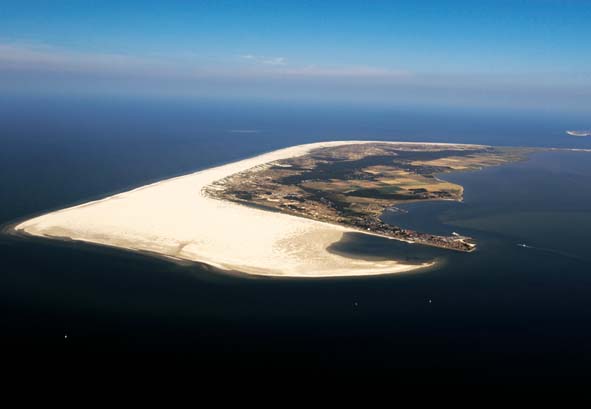 Die Insel Amrum von oben her betrachtet. Sie hat einen sehr großen Strand.