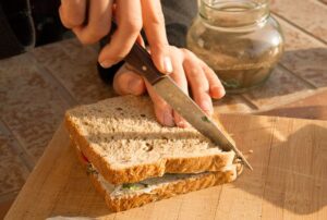 Jemand zerschneidet ein Kressetoast.