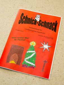 Eine Ausgabe Zeitung Schnick-Schnack. Die Titelseite ist zu sehen.