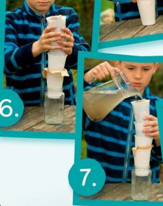 Ein Junge stapelt vier Plastikbecher und ein Glas übereinander. Daneben füllt er in einem anderen Foto trübes Wasser in den obersten Becher. 