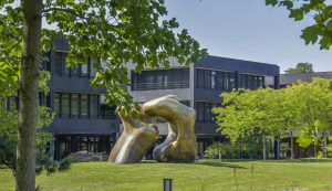 Leseverstehen im Deutschen üben mit einem Interview mit dem BMZ. Das Bild zeigt eine Skulptur von Henry Moore "Large Two Forms" , vor dem Bundesministerium fuer wirtschaftliche Zusammenarbeit und Entwicklung.
