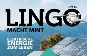 Solaranlagen sind auf einer Alm in den Bergen aufgestellt. 