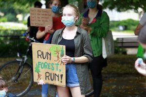 Ein protestierendes Mädchen: Dekobild für Material für Deutsch als Fremdsprache zum Thema Wald im Klimawandel