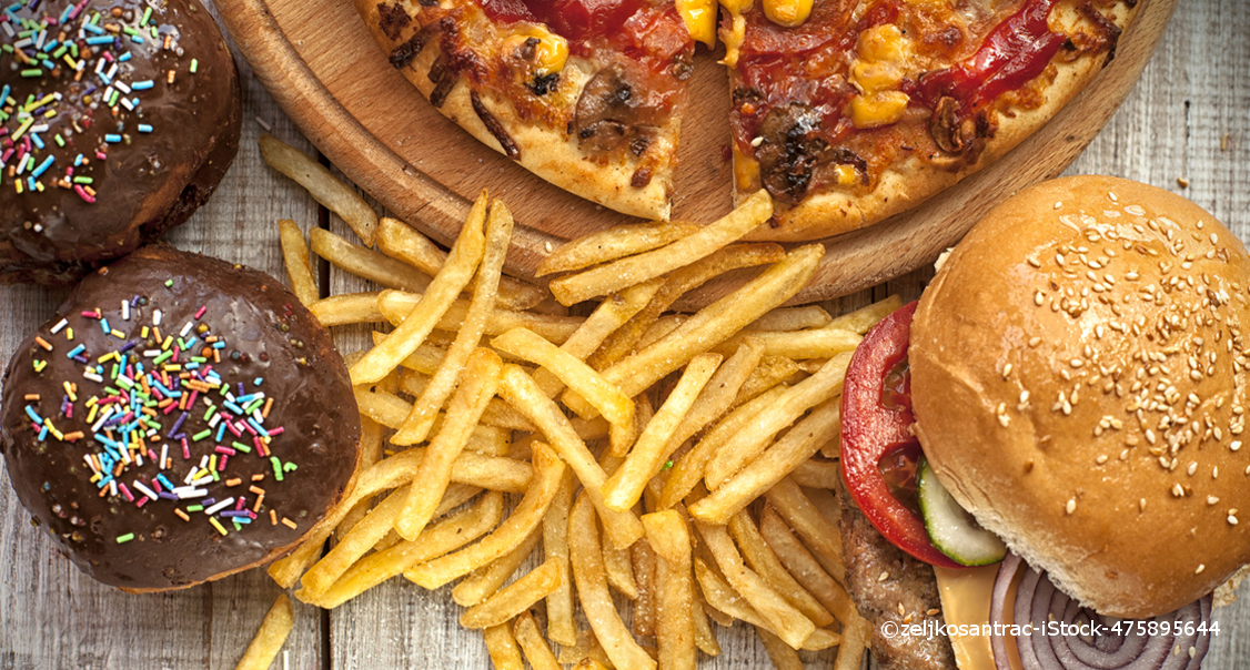 Mehrere Nahrungsmittel: Das sind zwei Berliner, ein Hamburger, Pommes frites und eine Pizza.