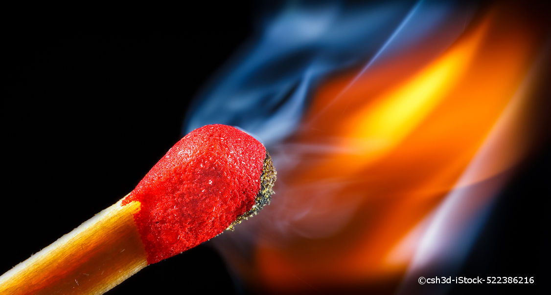 Der rote Kopf eines Streichholzes wurde gerade in Brand gesetzt.