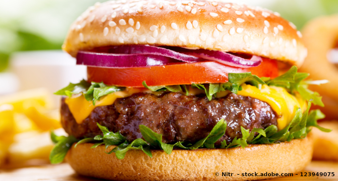 Ein Hamburger mit Pommes von nahe her.