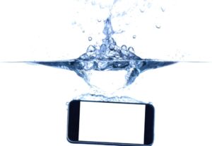 Ein schwarzes Smartphone fällt ins Wasser vor einem weißen Hintergrund.