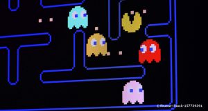 Ein Pacman Spiel auf einem Bildschirm. 