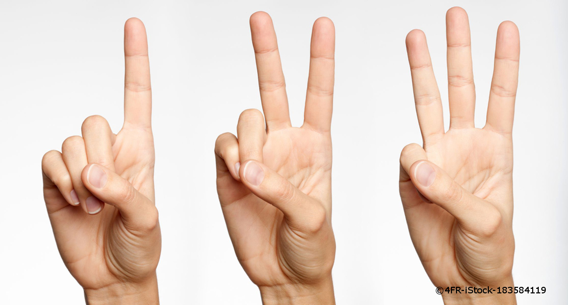 Drei Hände halten jeweils einen, zwei und drei Finger hoch.