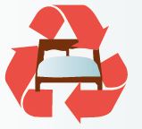 Ein rotes Recycling-Logo umschließt ein Bett. Das fordert zum Kauf gebrauchter Möbel auf. 