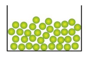 Ein Behälter voller runder, grüner Teilchen. 
