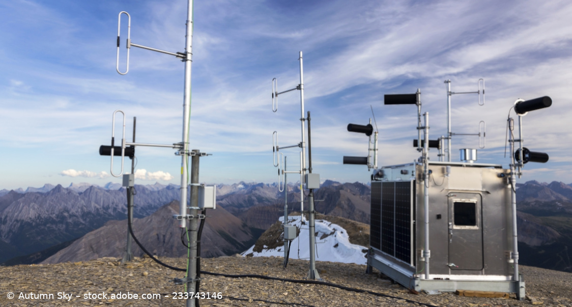 Eine Wetterstation auf einem Berggipfel.