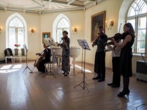 Ein Musikensemble mit verschiedenen klassischen Musikinstrumenten