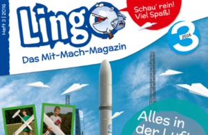 Eine Rakete startet in den Weltraum. Darunter ducken sich drei Kinder. Ein Flugzeug fliegt daneben. 