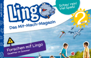 Kindern stehen in Badekleidung vor einem Strand.