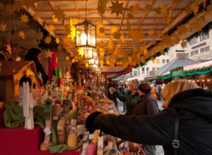 Ein Stand beim Christkindlemarkt in Nürnberg.