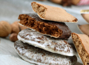 Lebkuchen liegen übereinander. Sie sind von sehr nahe her zu sehen. 