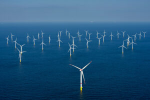 Ein Windpark, der in der Nordsee angelegt wurde. Der Windpark umfasst einige Windräder, die mitten in der Nordsee vor Belgien stehen. Das Bild ist eine Luftaufnahme.