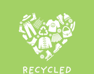 Weiße Icons verschiedener recycelter Kleidungsstücke in einer Herzform angeordnet auf grünem Hintergrund mit dem Wort "Recycled" darunter