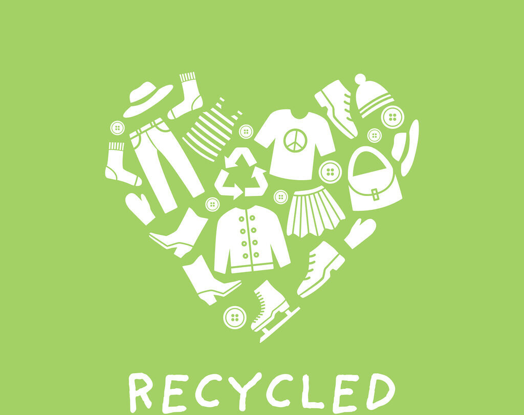 Weiße Icons verschiedener recycelter Kleidungsstücke in einer Herzform angeordnet auf grünem Hintergrund mit dem Wort "Recycled" darunter