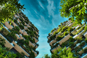 Vertikaler Garten an Gebäuden in Mailaind, Italien.