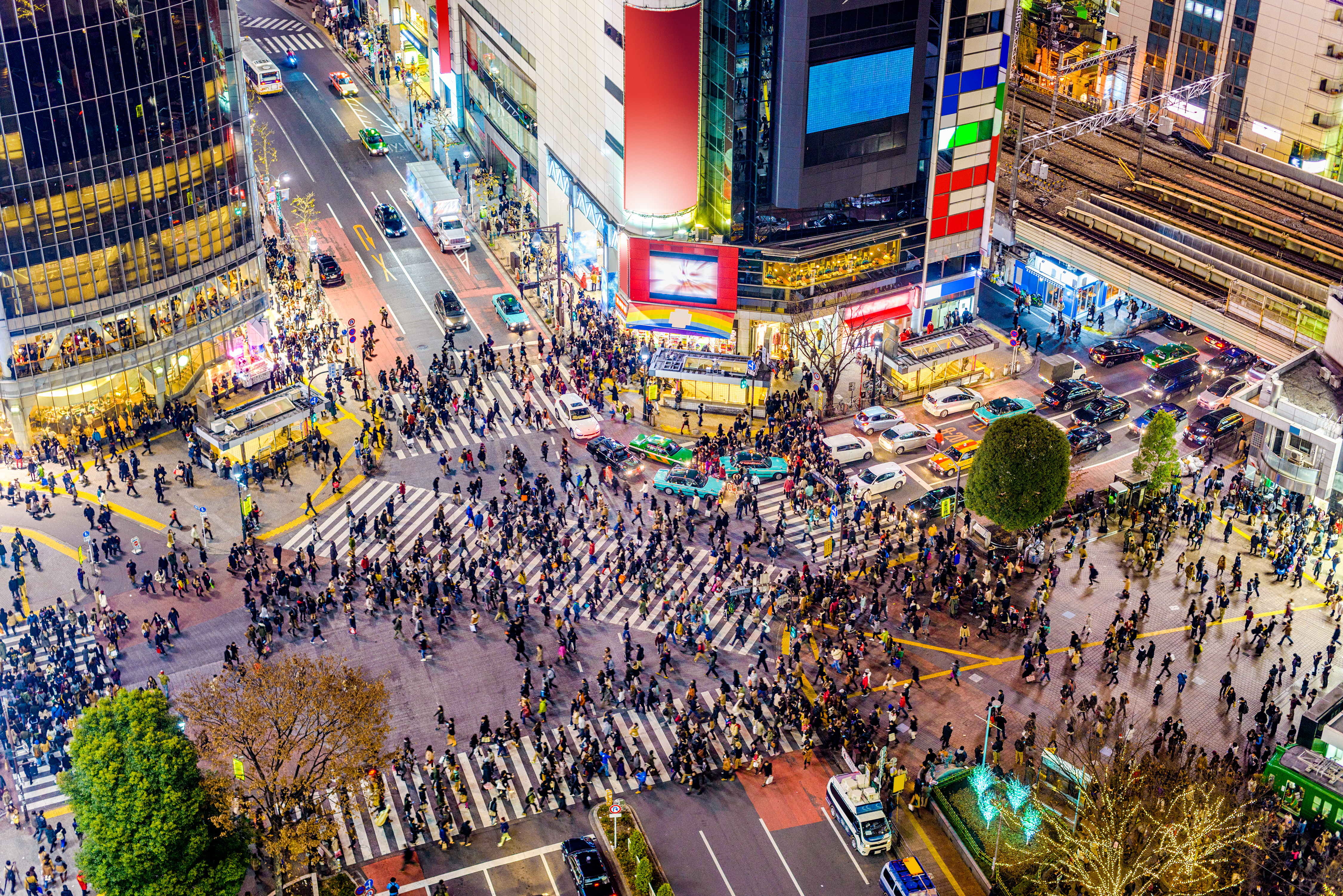 Viele Menschen laufen über die Shibuya-Kreuzung in Tokio.