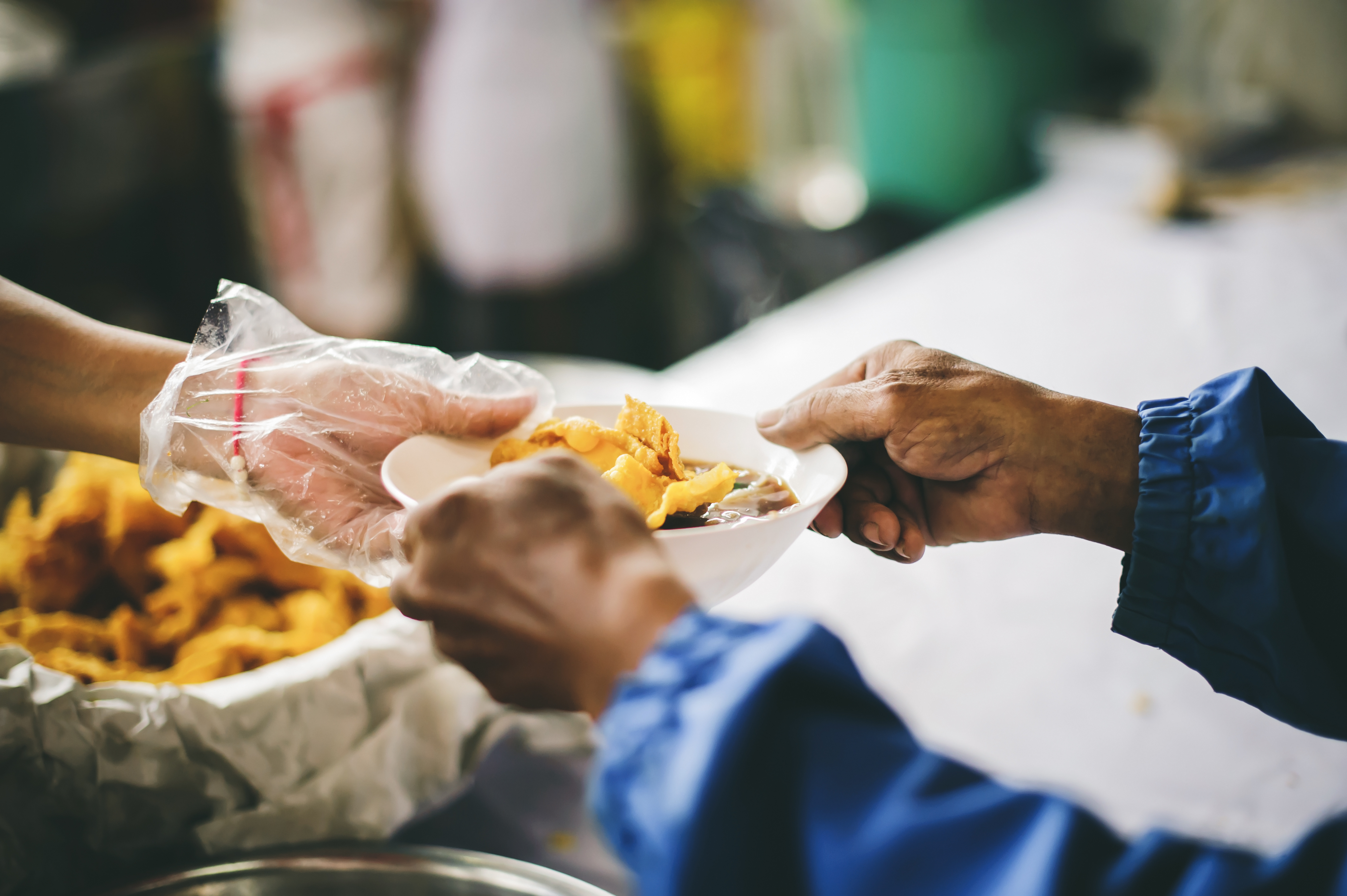 Teufelskreis der Armut: Essensausgabe für arme Menschen.